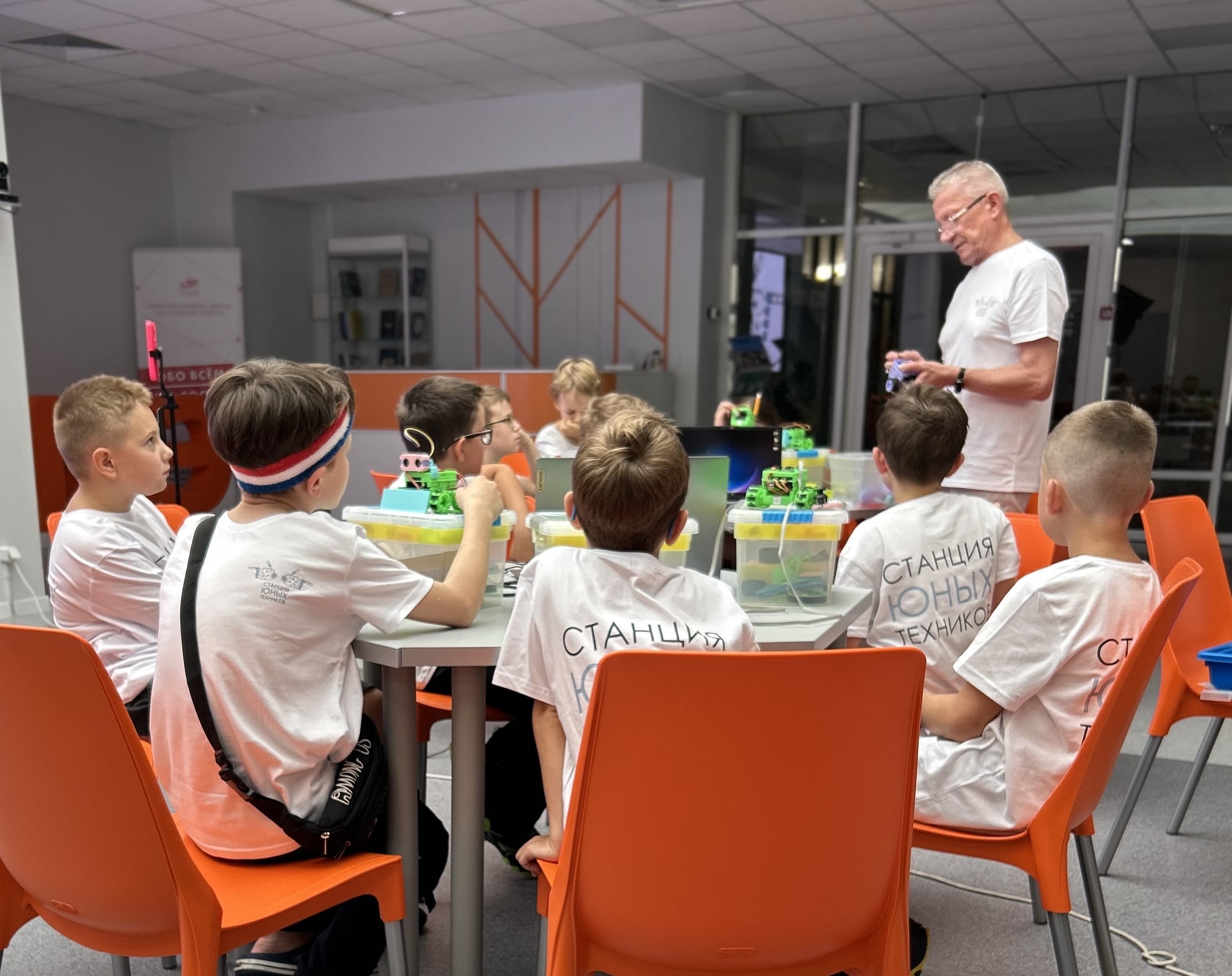 Дети с роботами